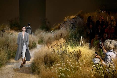 Sleek silhouettes, flowers and a protest mark Hermes .